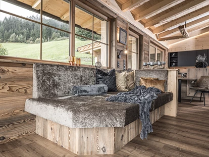 Hüttendorf - Chaletgröße: 8 - 10 Personen - Kuschel Couch mit Ausblick. - Ferienhütten Tirol