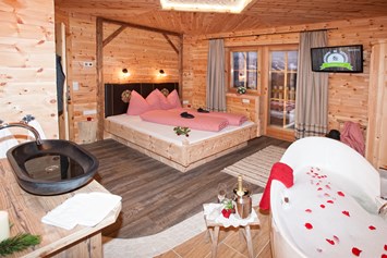 Chalet: Schlafzimmer mit freistehender Badewanne. - Ferienhütten Tirol