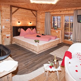 Chalet: Schlafzimmer mit freistehender Badewanne. - Ferienhütten Tirol