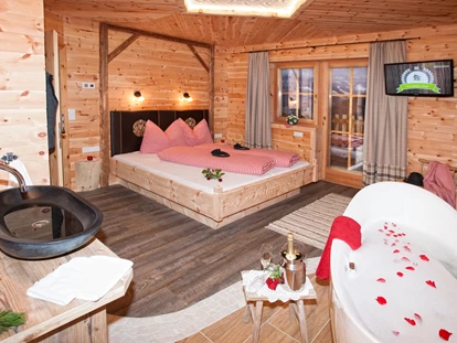 Hüttendorf - Chaletgröße: 8 - 10 Personen - Schlafzimmer mit freistehender Badewanne. - Ferienhütten Tirol