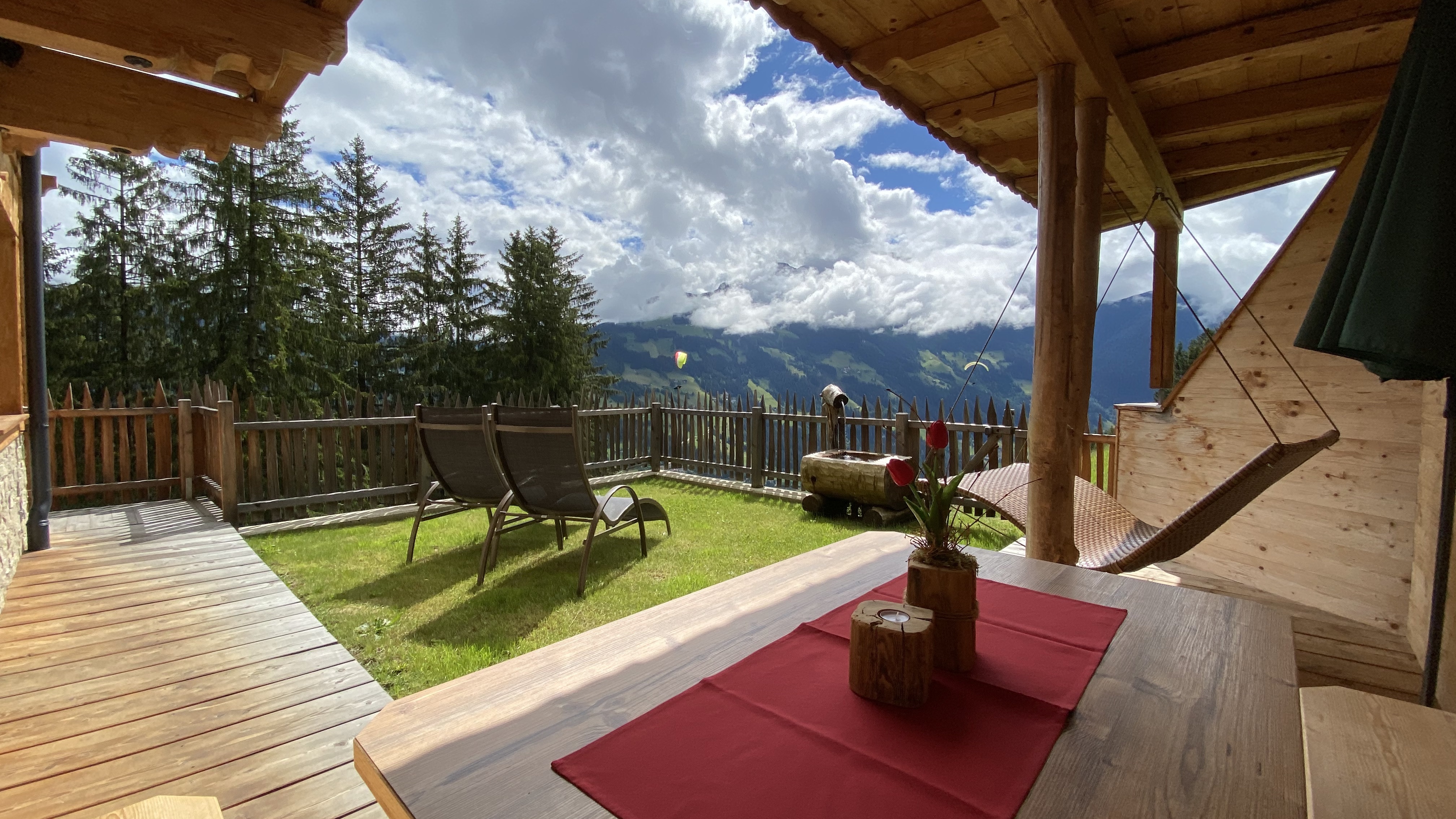Chalet: Terrasse im Romantik-Chalet Waldschlössl - Ferienhütten Tirol