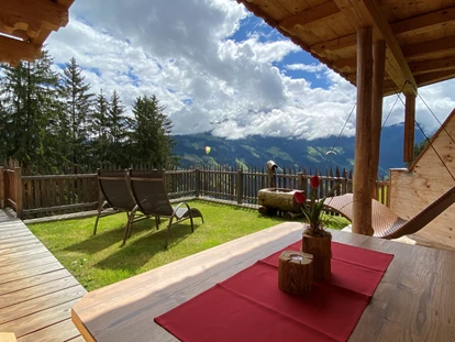 Hüttendorf - Chaletgröße: 8 - 10 Personen - Terrasse im Romantik-Chalet Waldschlössl - Ferienhütten Tirol