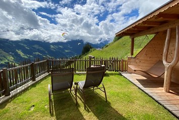 Chalet: Terrasse im Romantik-Chalet Waldschlössl - Ferienhütten Tirol