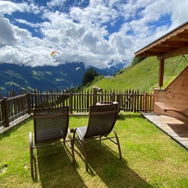 Chalet: Terrasse im Romantik-Chalet Waldschlössl - Ferienhütten Tirol