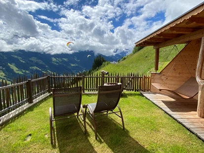 Hüttendorf - Chaletgröße: 8 - 10 Personen - Terrasse im Romantik-Chalet Waldschlössl - Ferienhütten Tirol