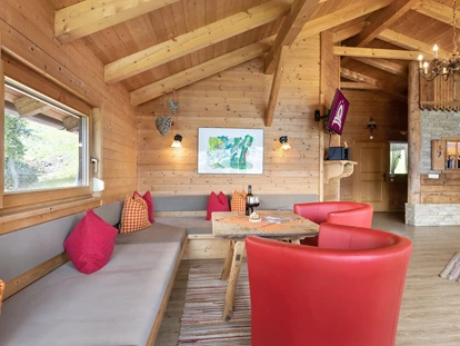 Hüttendorf - Chaletgröße: 8 - 10 Personen - Wohnbereich in der Panoramahütte - Ferienhütten Tirol