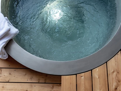 Hüttendorf - Chaletgröße: 8 - 10 Personen - Entschleunigung pur. Im Private Spa. Jedes Waldchalet beherbergt im Innen eine Sauna. Und auf der Terrasse einen beheizten Whirlpool. Mit traumhaften Aussichten. In die Natur. Sommers wie winters. Bademäntel und Frotteewäsche liegen für Sie bereit. Und auf Wunsch können Massagen gebucht werden. - FORSTGUT