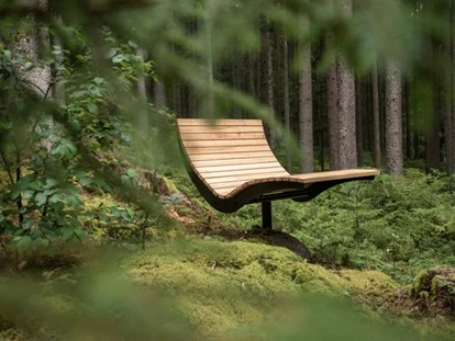 Hüttendorf - Chaletgröße: 8 - 10 Personen - Wälder. Sind vollendete Lebensräume.
Nicht nur für Pflanzen und Tiere. Sondern auch für uns. Shinrin Yoku – aus dem Japanischen übersetzt – bedeutet „ein Bad in der Atmosphäre des Waldes nehmen“.
Bei uns sind Sie umgeben. Von tiefen Wäldern.
Und alten Bäumen. Gehen Sie hinaus.
Setzen Sie sich in einen unserer Quader.
Und lassen Sie die Ruhe und Unaufgeregtheit der Natur. Auf sich wirken. Waldbaden im FORSTGUT. - FORSTGUT