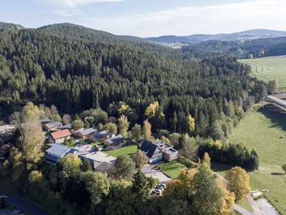 Hüttendorf - Chaletgröße: 8 - 10 Personen - Natur. Hat ihren Freiraum. Und auch der Mensch. Hat seinen Freiraum. Hier bei uns.
Denn eine Maxime unseres Denkens ist, in Achtung dem Menschen und der Natur zu begegnen.
In Verantwortung sich Selbst und dem Gegenüber.
Das Wertvolle im Miteinander erkennen und leben. Die Synergieen finden, nutzen und bewahren.
Sich als Teil des Ganzen zu begreifen. Das Werden und Vergehen von Generationen und der Natur anzuerkennen. - FORSTGUT