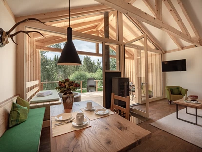 Hüttendorf - Chaletgröße: 8 - 10 Personen - Die Natur prägt unser Design. Gibt vor, wie Ästhetik funktioniert. Das Innen mit dem Außen verbindet. Mit klaren Linien. Einerseits in ihrem Purismus, anderseits aber auch in ihrer unglaublichen Vielfältigkeit den Blick lenkt. Zum Wesentlichen. Unsere Waldchalets prägt die Einfachheit. Die Großzügigkeit der Räume trifft auf die Liebe im Detail. Verbunden mit dem Gefühl der Geborgenheit. Und der Wärme. Lassen Sie sich mitnehmen. An einen Ort. Der zu den Wurzeln führt. Vieles erklärt. Und Einiges vielleicht bald schon selbstverständlich macht. - FORSTGUT