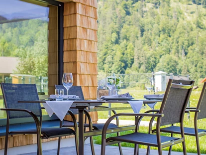 Hüttendorf - Chaletgröße: 8 - 10 Personen - Gemütliche Sitzecke auf der Terrasse - DAS Hintersee****
