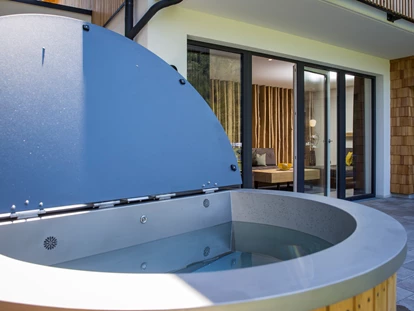 Hüttendorf - Chaletgröße: 8 - 10 Personen - Hot Tube mit 38° Grad heißen Perlwasser für schöne Abende unter freiem Himmel - DAS Hintersee****