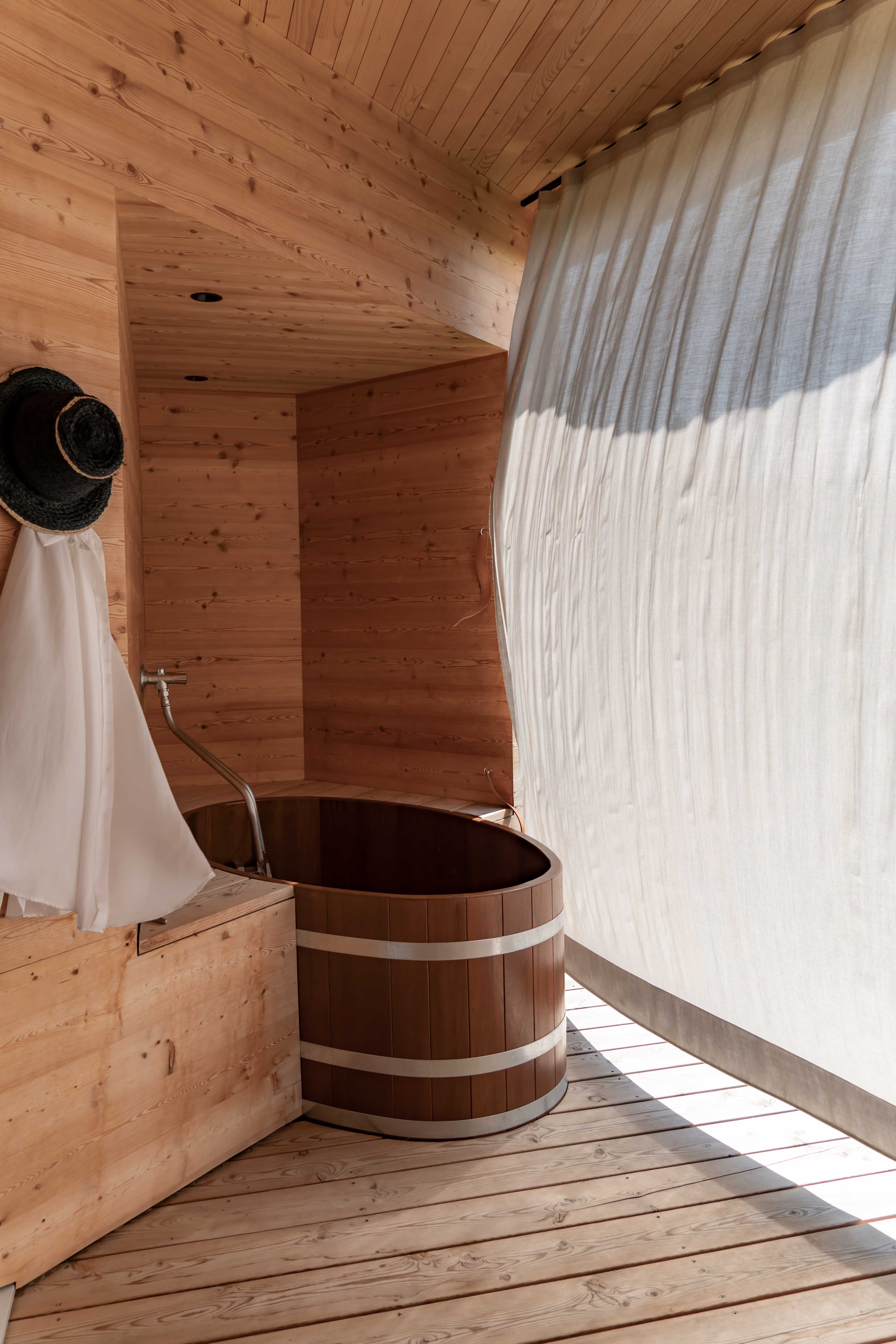 Chalet: Außenbadewanne im Chalet - Peterhof Chalets