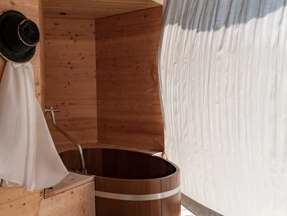 Hüttendorf - Schröcken - Außenbadewanne im Chalet - Peterhof Chalets