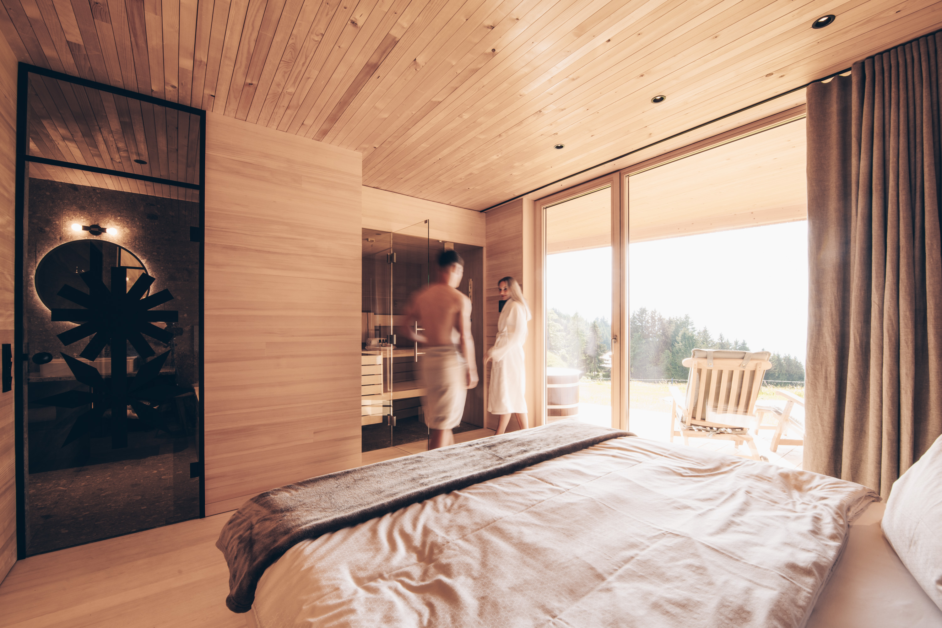 Chalet: Schlafzimmer mit direktem Zugang zum Badezimmer - Peterhof Chalets