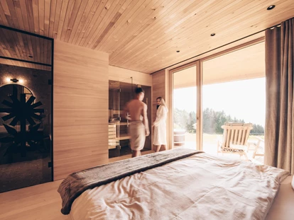 Hüttendorf - Schröcken - Schlafzimmer mit direktem Zugang zum Badezimmer - Peterhof Chalets