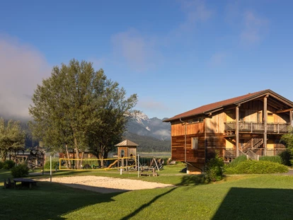 Hüttendorf - Faak am See - Beachvolleyballplatz und Spielplatz mitten in der Anlage. - Lake Resort Pressegger See