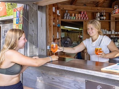 Hüttendorf - Faak am See - Im Juli und August lädt die Beach Bar zum Verweilen ein! - Lake Resort Pressegger See