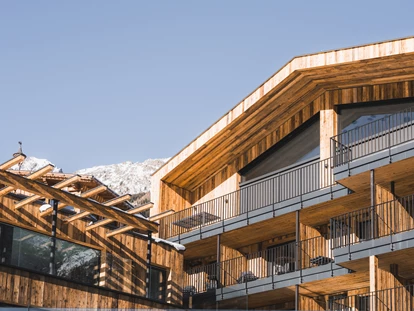 Hüttendorf - Pfunds - Chalets & Aparthotel Grünwald Resort Sölden mit Pool an der Piste