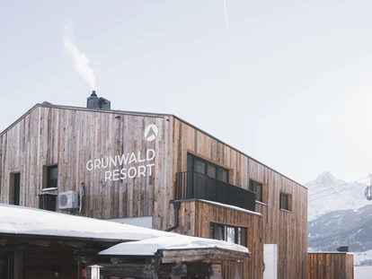 Hüttendorf - Pfunds - Chalets & Aparthotel Grünwald Resort Sölden mit Pool an der Piste