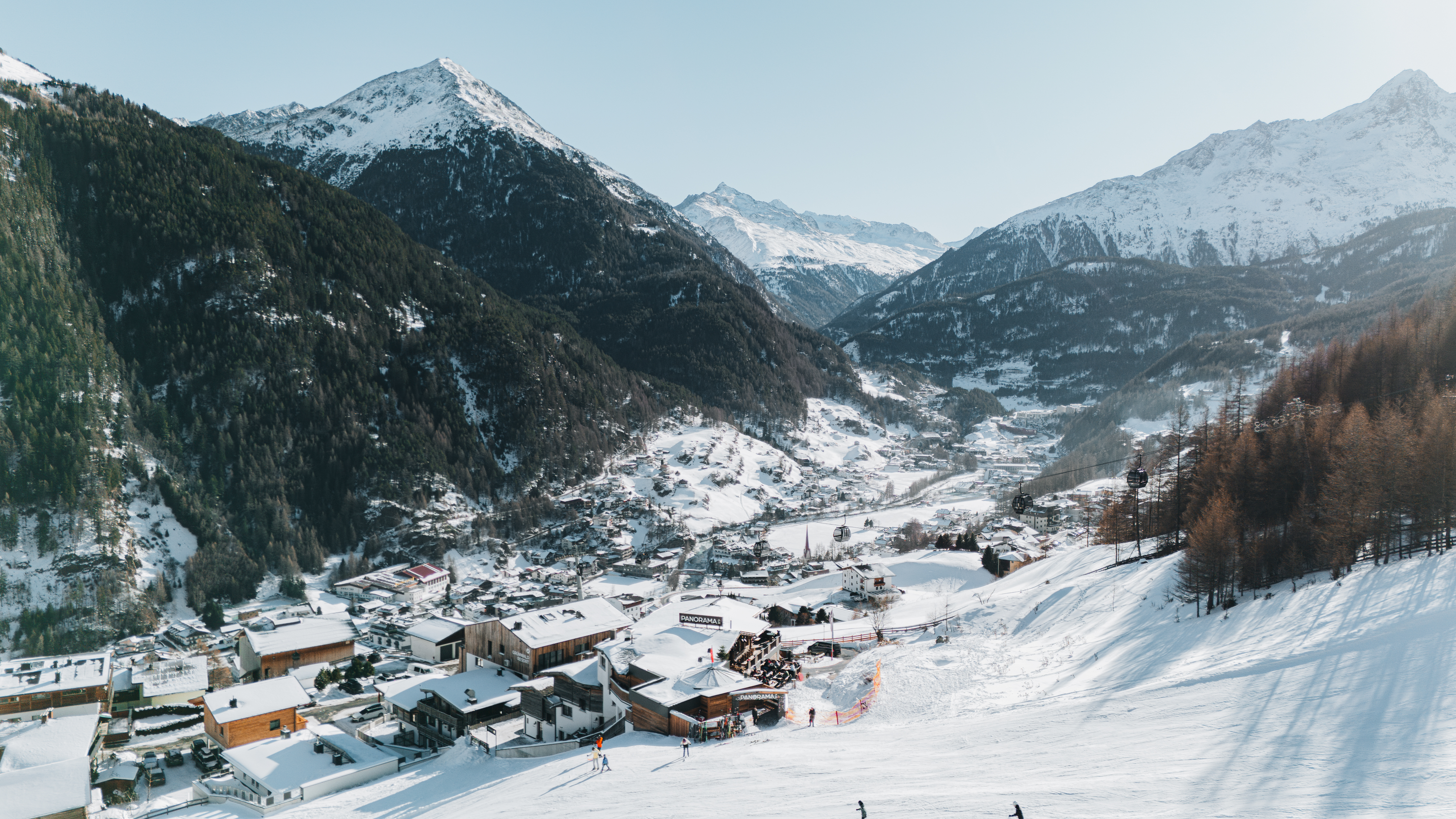 Chalet: Chalets & Aparthotel Grünwald Resort Sölden mit Pool an der Piste