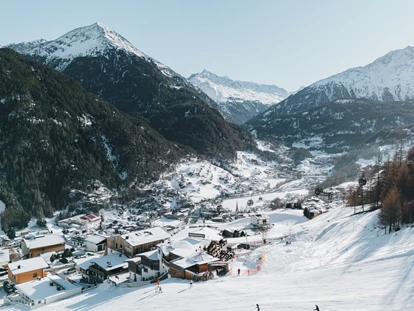 Hüttendorf - Pfunds - Chalets & Aparthotel Grünwald Resort Sölden mit Pool an der Piste