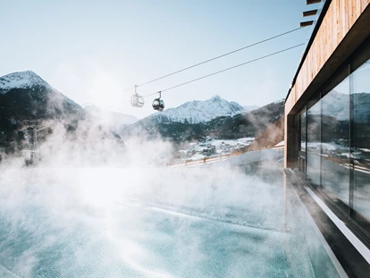 Hüttendorf - Pfunds - Chalets & Aparthotel Grünwald Resort Sölden mit Pool an der Piste