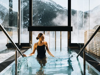 Hüttendorf - Pfunds - Chalets & Aparthotel Grünwald Resort Sölden mit Pool an der Piste