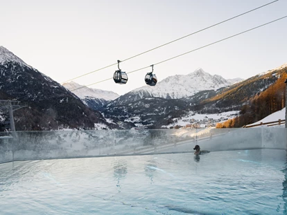 Hüttendorf - Pfunds - Chalets & Aparthotel Grünwald Resort Sölden mit Pool an der Piste