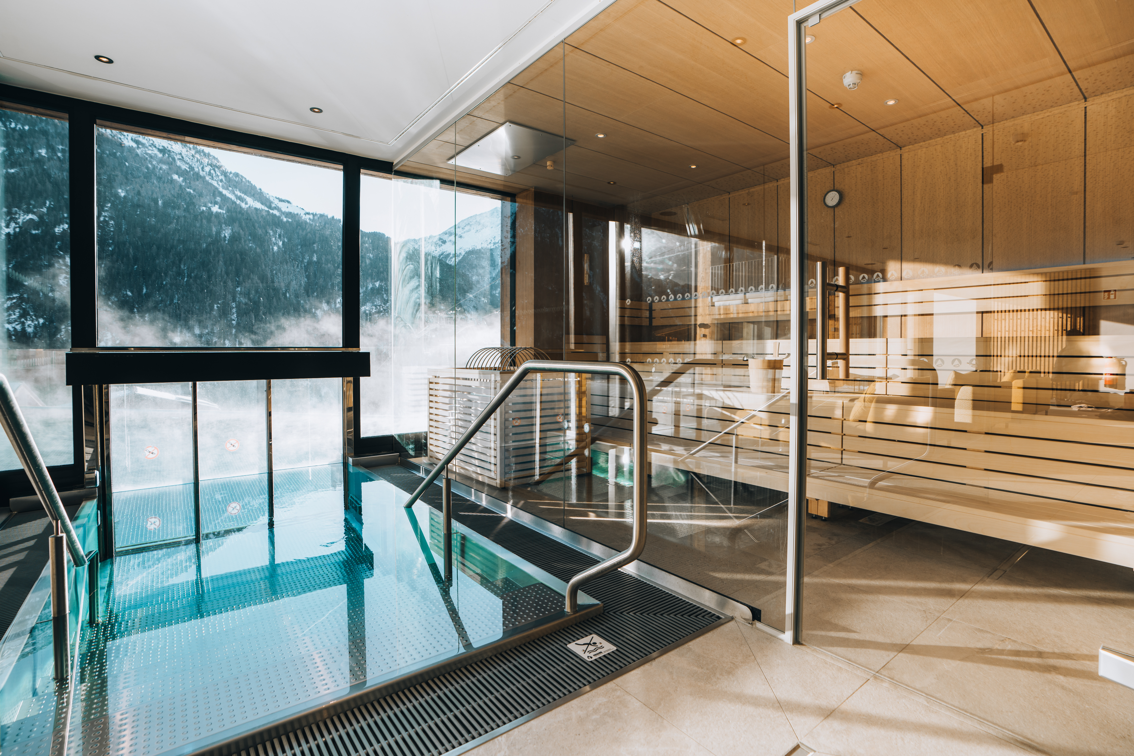 Chalet: Chalets & Aparthotel Grünwald Resort Sölden mit Pool an der Piste