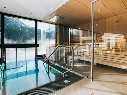 Hüttendorf - Pfunds - Chalets & Aparthotel Grünwald Resort Sölden mit Pool an der Piste