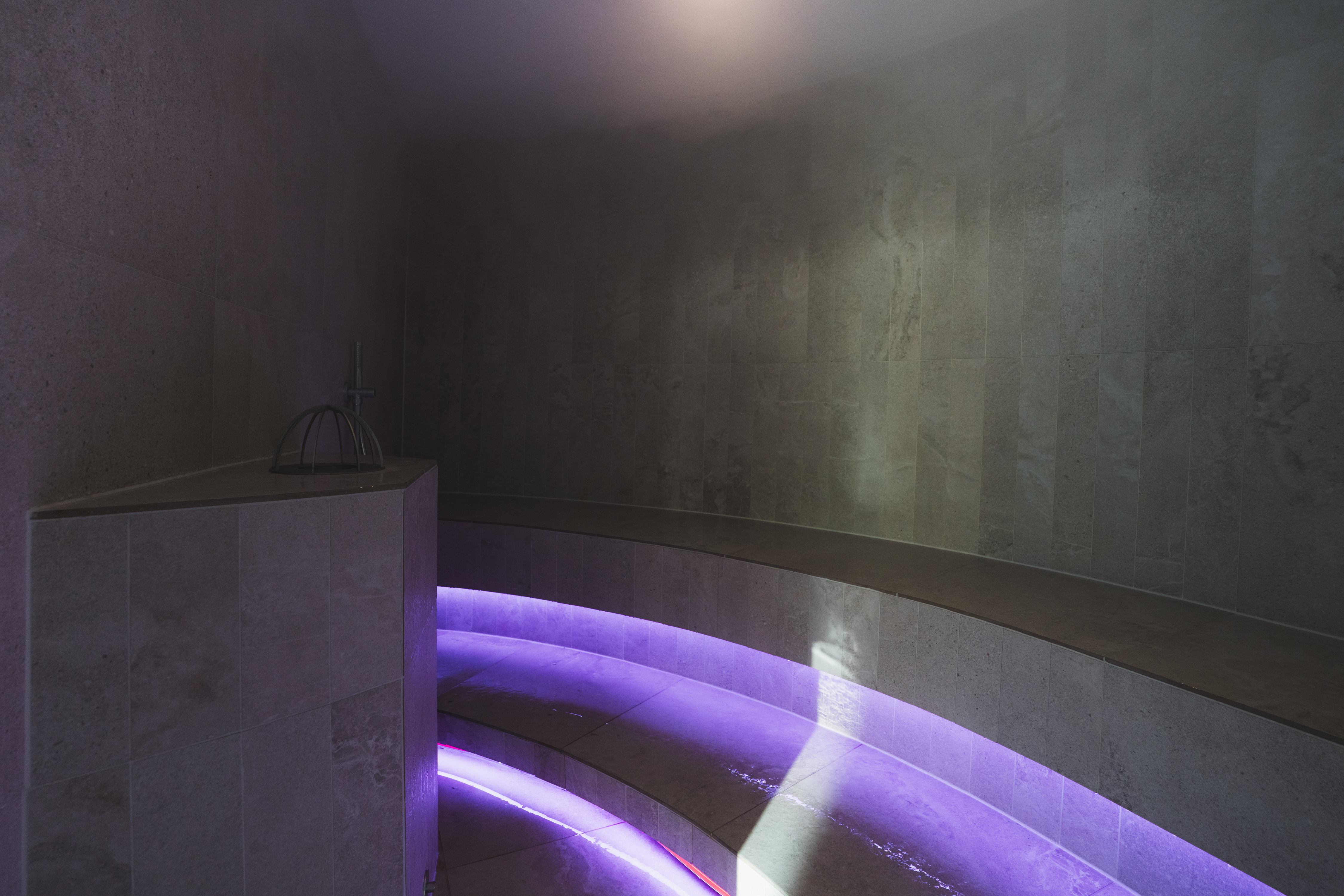 Chalet: Chalets & Aparthotel Grünwald Resort Sölden mit Pool an der Piste