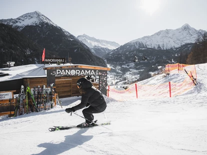 Hüttendorf - Pfunds - Chalets & Aparthotel Grünwald Resort Sölden mit Pool an der Piste