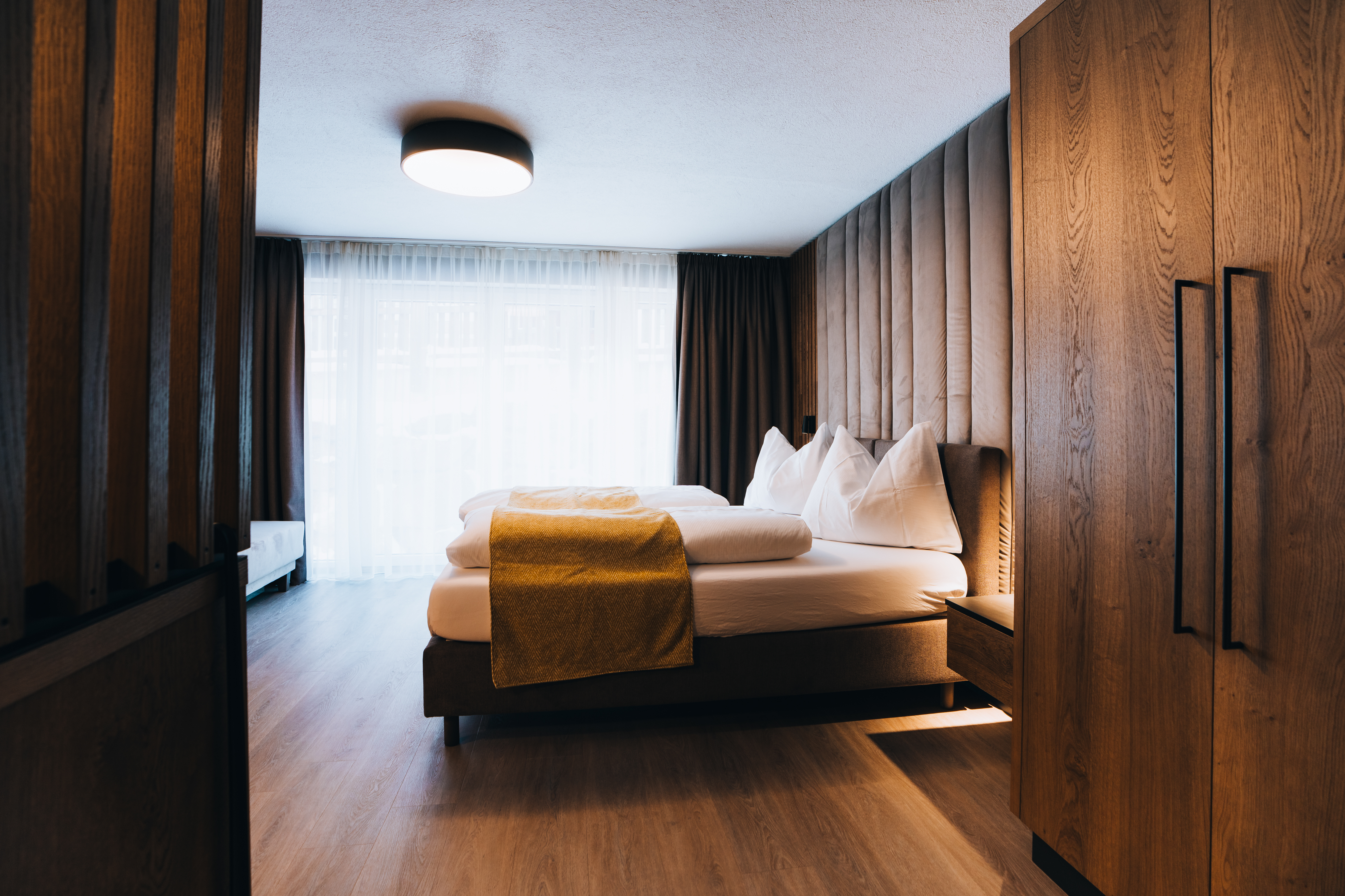 Chalet: Chalets & Aparthotel Grünwald Resort Sölden mit Pool an der Piste