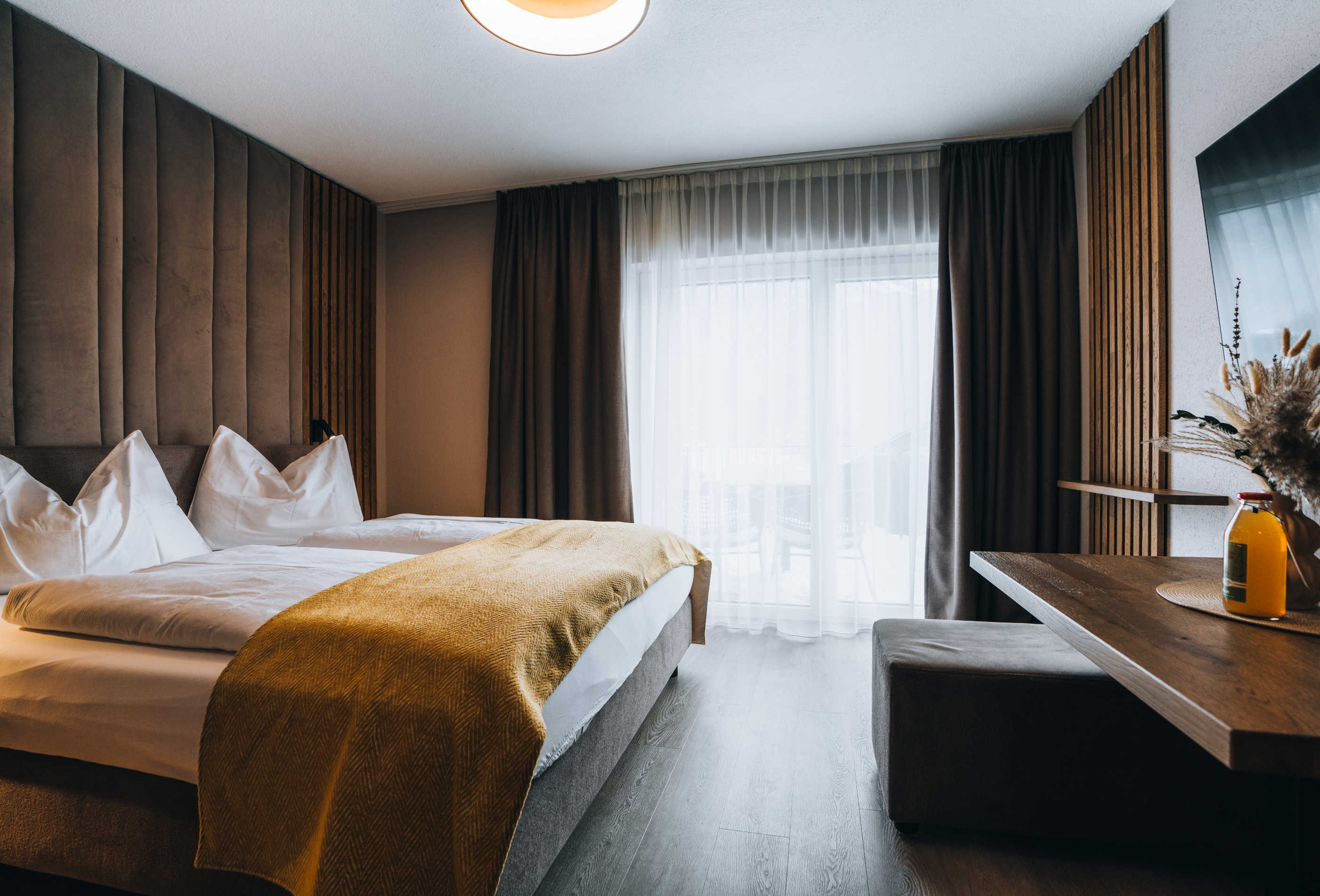 Chalet: Chalets & Aparthotel Grünwald Resort Sölden mit Pool an der Piste