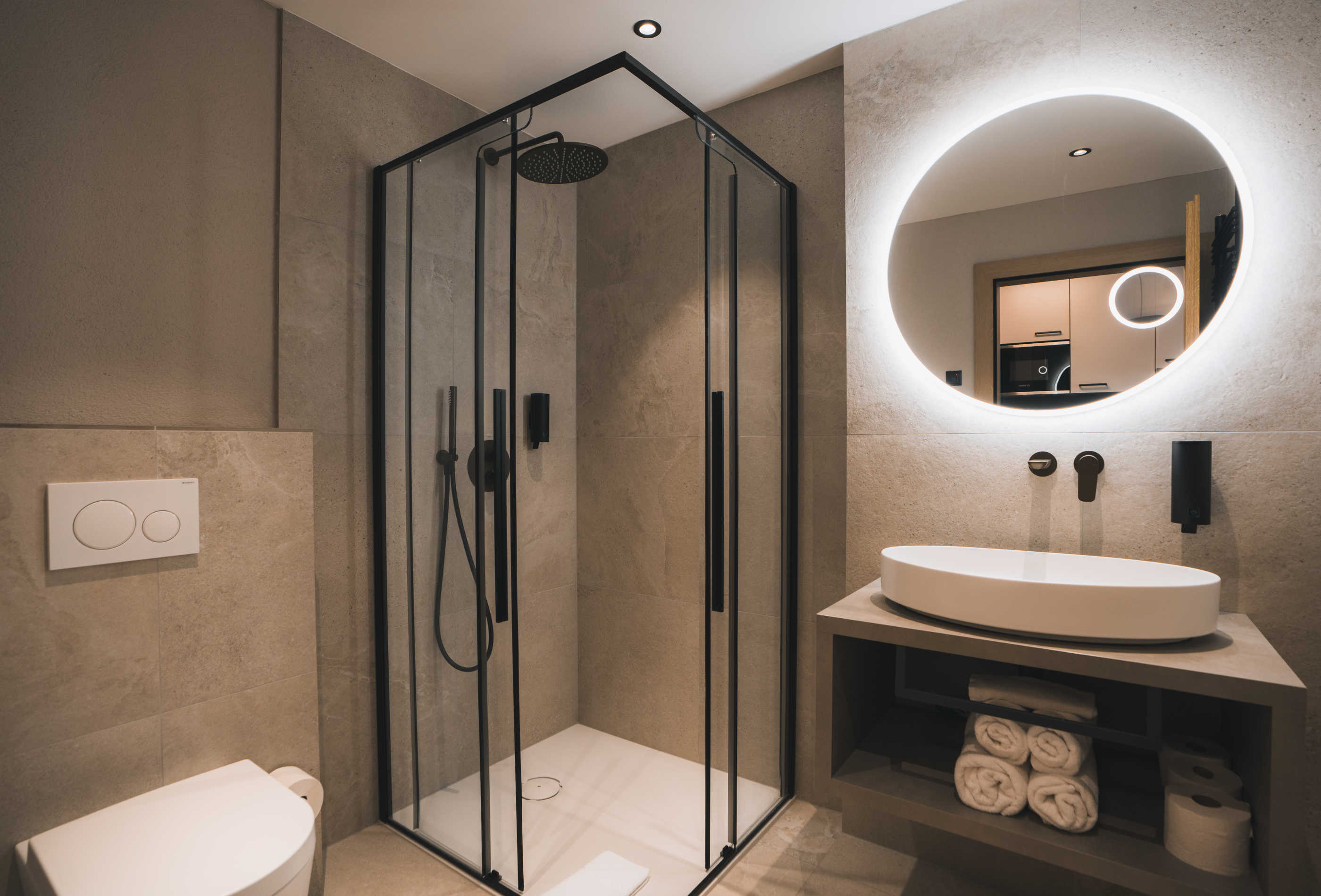 Chalet: Chalets & Aparthotel Grünwald Resort Sölden mit Pool an der Piste