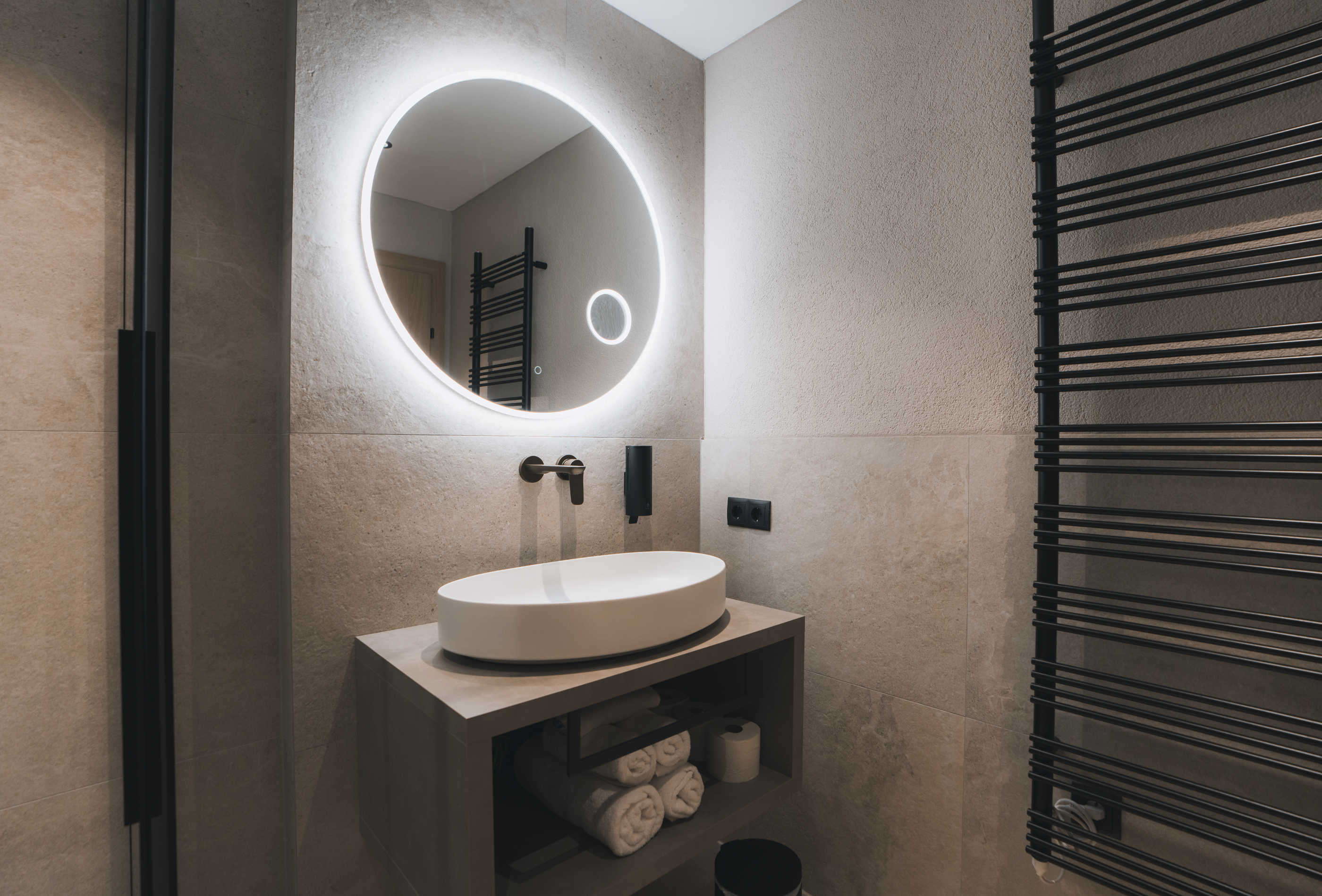 Chalet: Chalets & Aparthotel Grünwald Resort Sölden mit Pool an der Piste