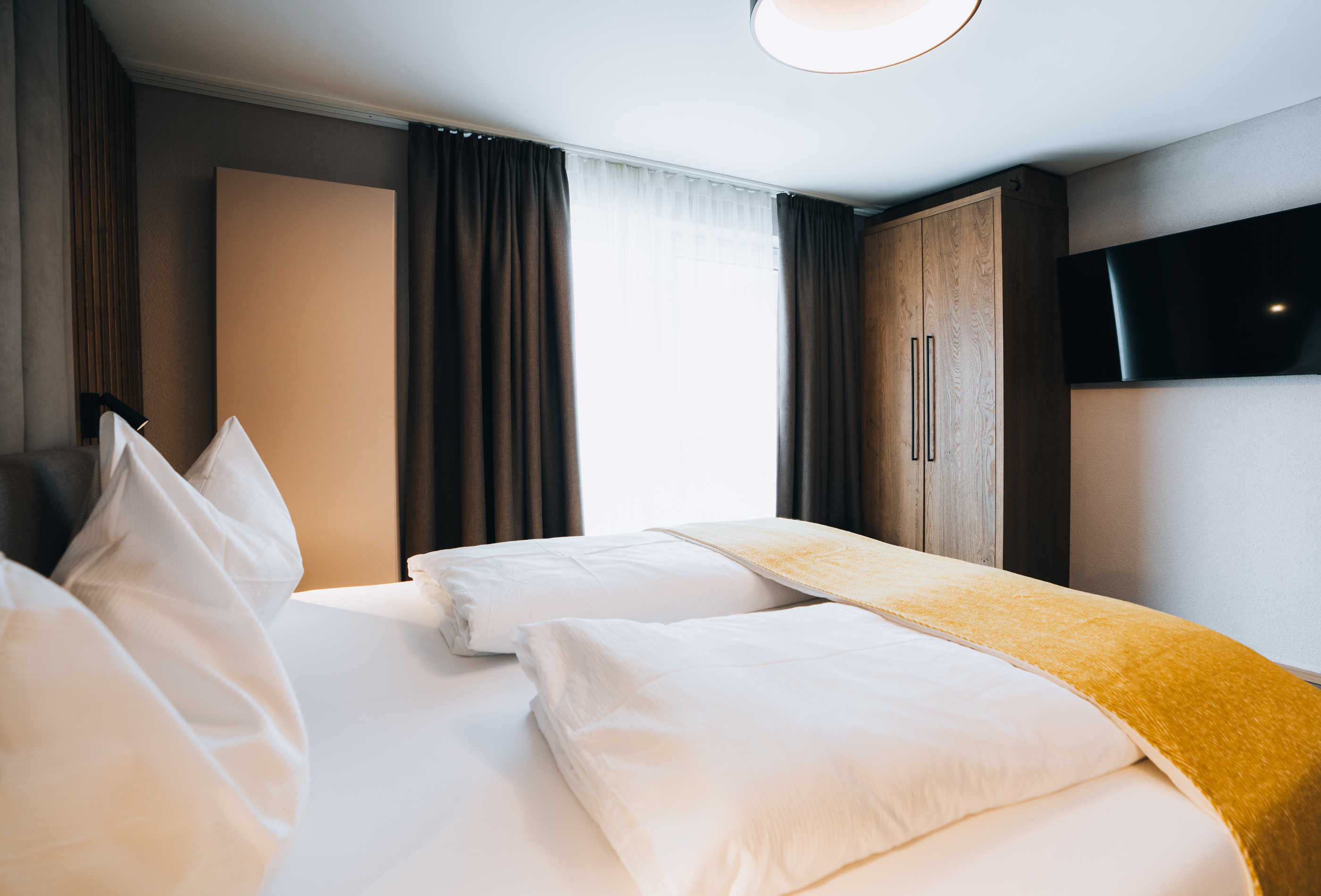 Chalet: Chalets & Aparthotel Grünwald Resort Sölden mit Pool an der Piste