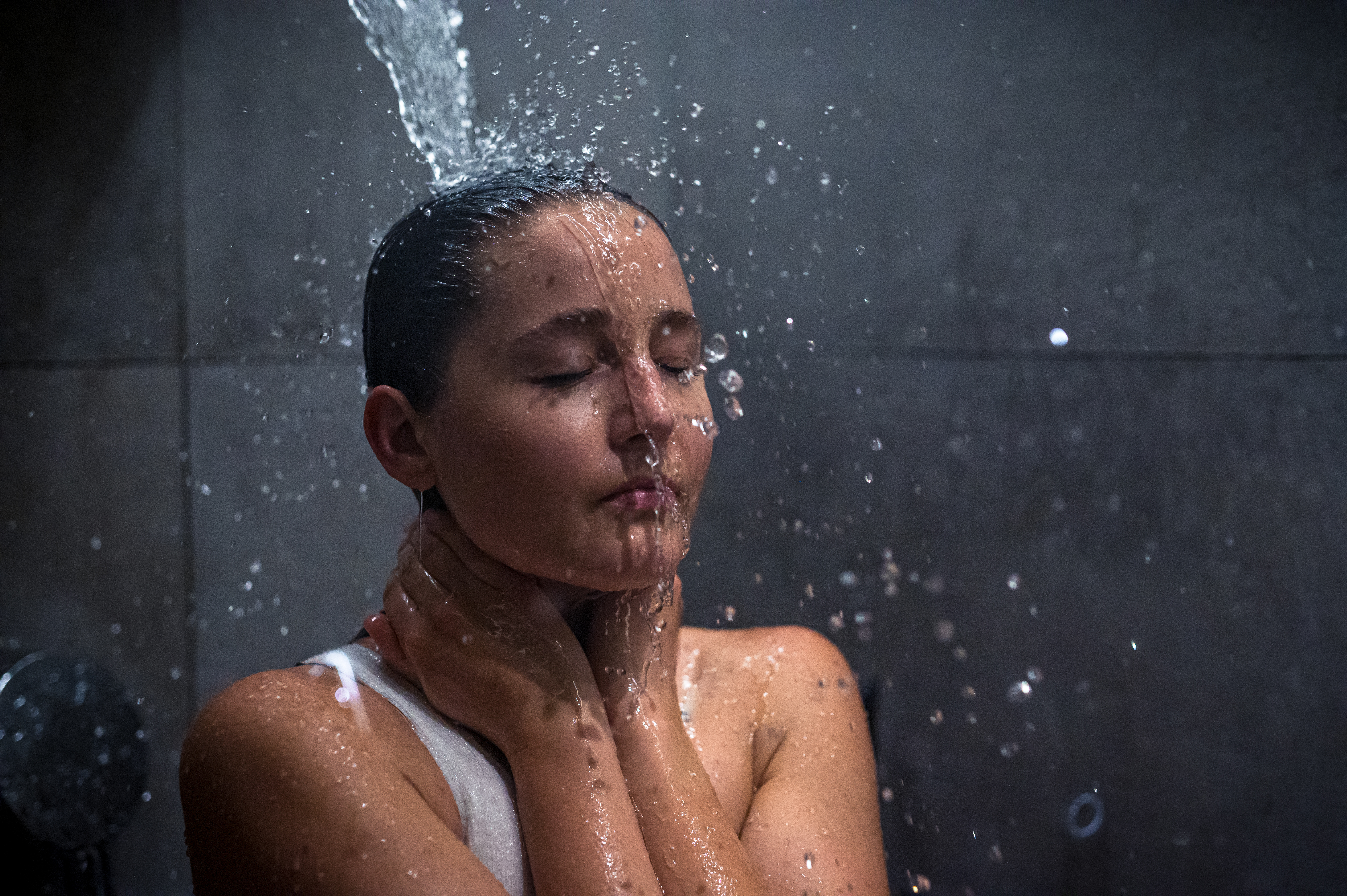 Chalet: Erlebnis Dusche nach dem Besuch der Sauna - Gut Steinbach Hotel Chalets SPA