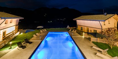 Hüttendorf - Kirchberg in Tirol - Beheizter Infinity Pool Richtung Hohe Salve - Beim Hochfilzer-Hotel & Premium Chalets ****s