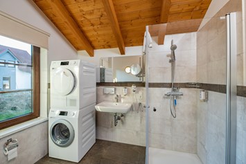 Chalet: Premium-Chalet Badezimmer mit Waschmaschine - Göbel´s Chaletpark Diemelsee