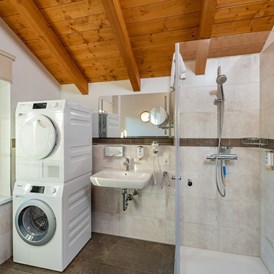 Chalet: Premium-Chalet Badezimmer mit Waschmaschine - Göbel´s Chaletpark Diemelsee