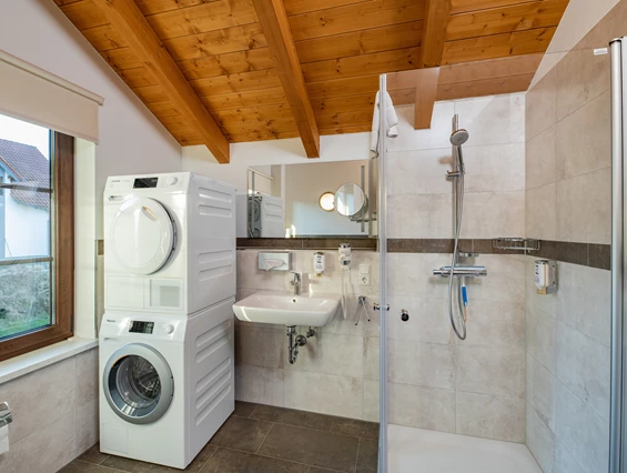 Chalet: Premium-Chalet Badezimmer mit Waschmaschine - Göbel´s Chaletpark Diemelsee - Innen
