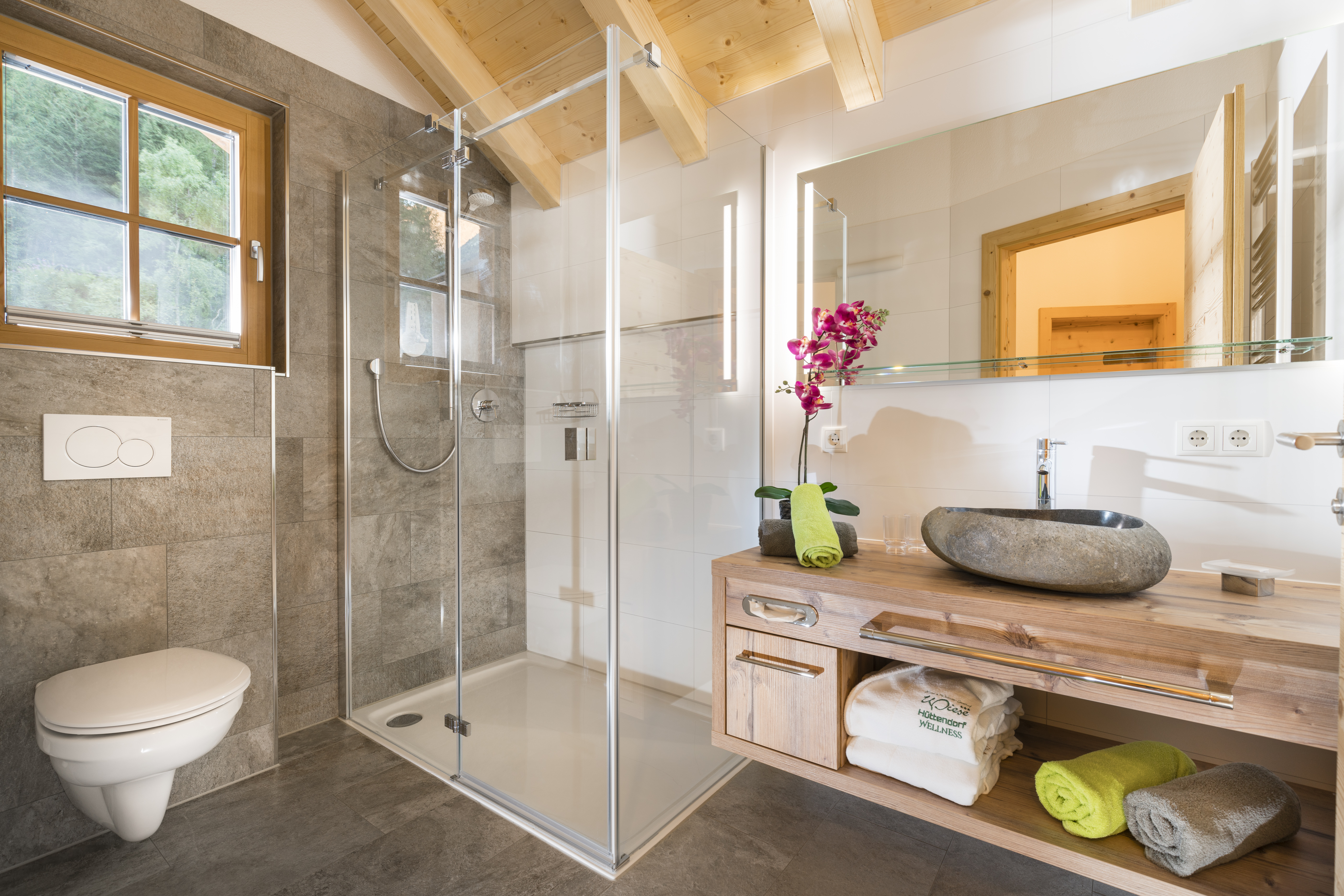 Hüttendorf - Restaurant - Landeck - Badezimmer - Wellness Hüttendorf Wiese