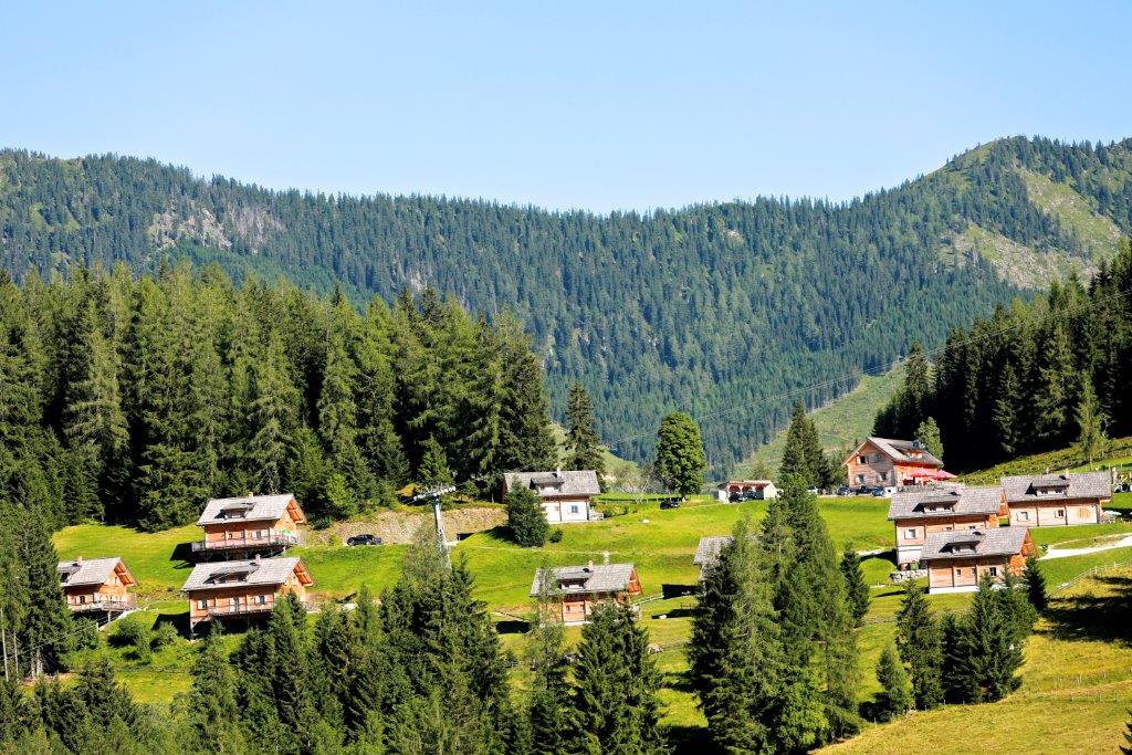 Chalet: Lage am sonnigen Hochplateau - Hüttendorf Pruggern - Außen