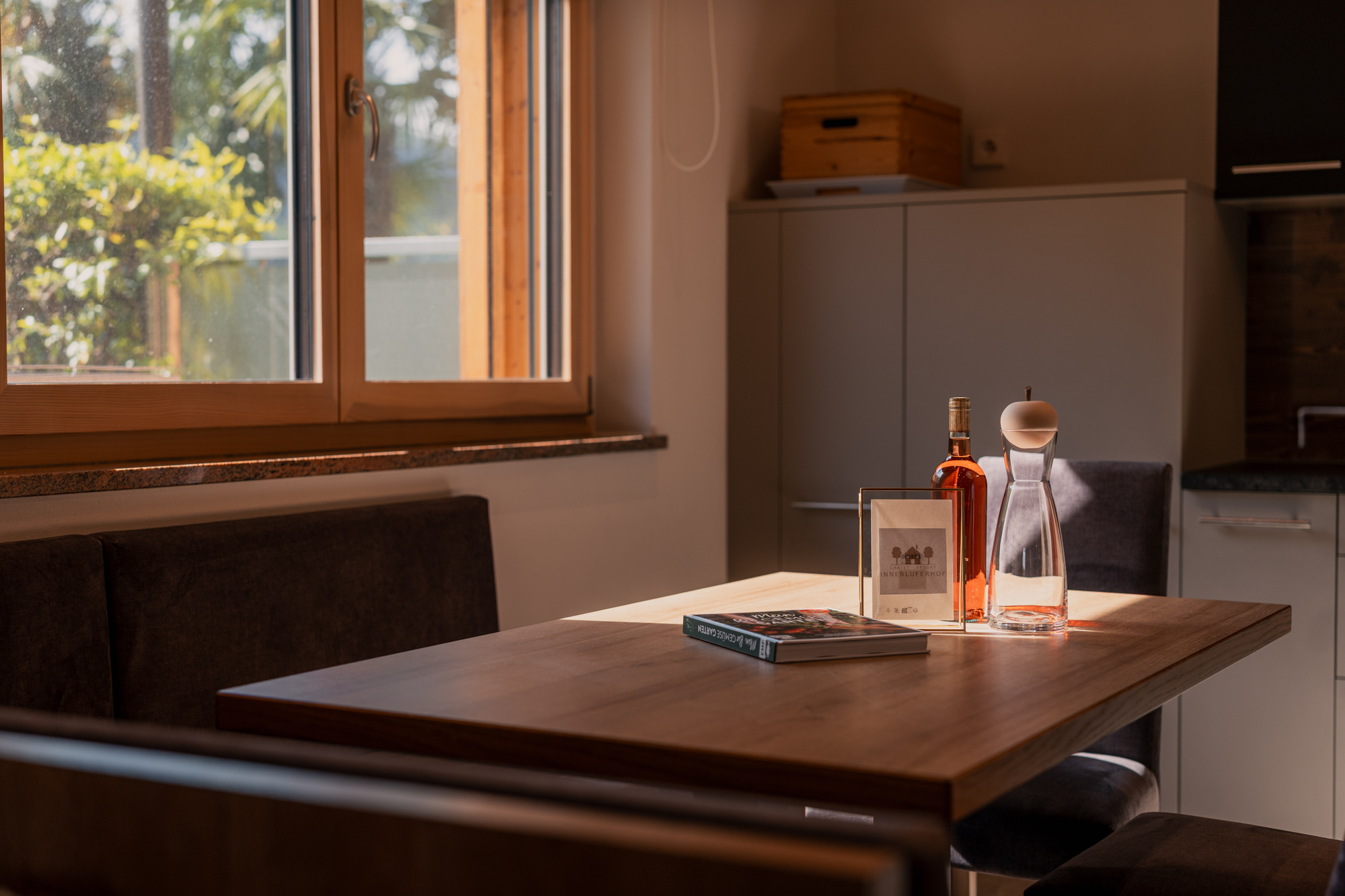 Chalet: Küche Tisch mit Blick in Garten - Chalet Resort Innerluferhof - Innen