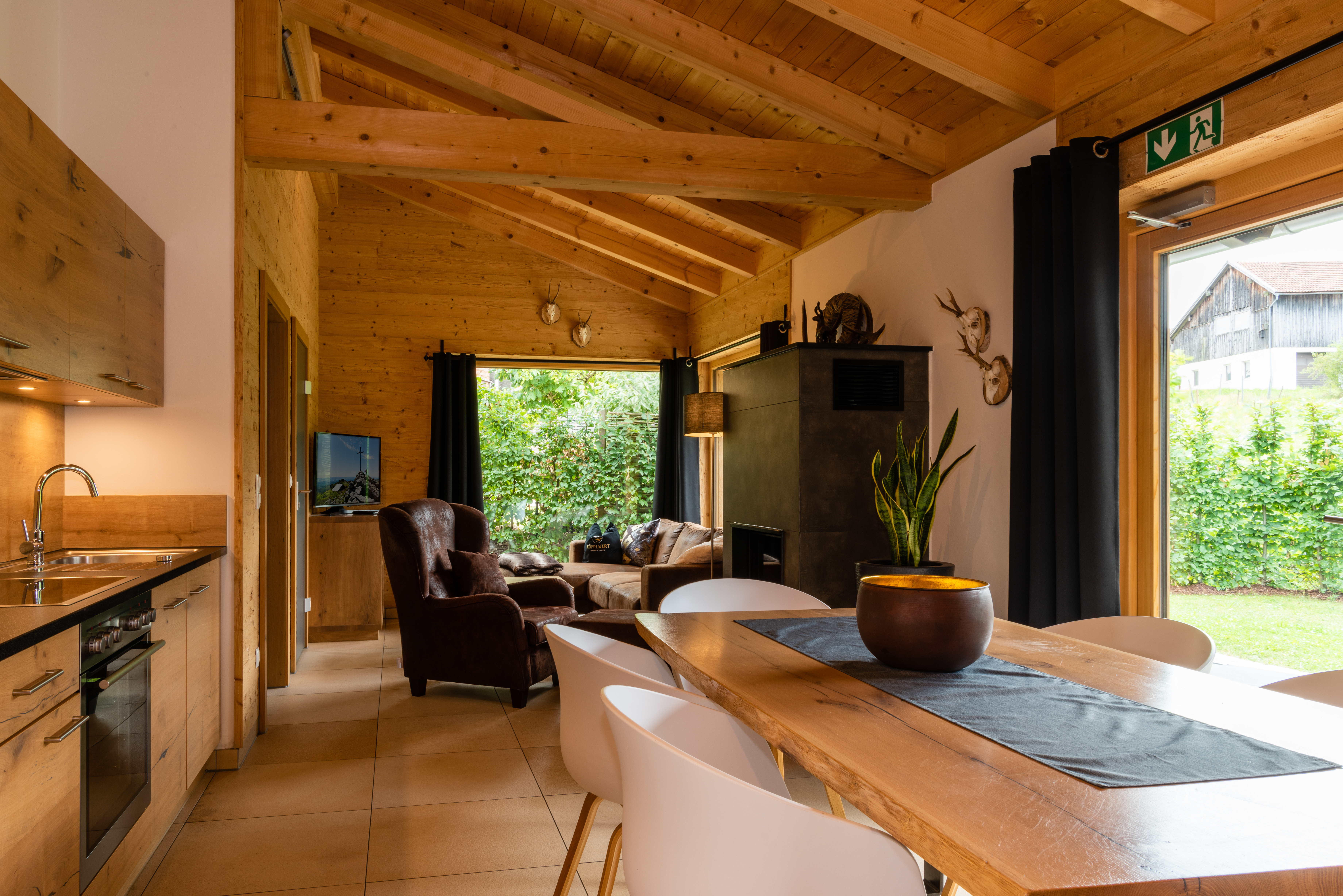 Chalet: Wohnzimmer mit Panoramaküche - Landhaus und Chalets Köpplwirt