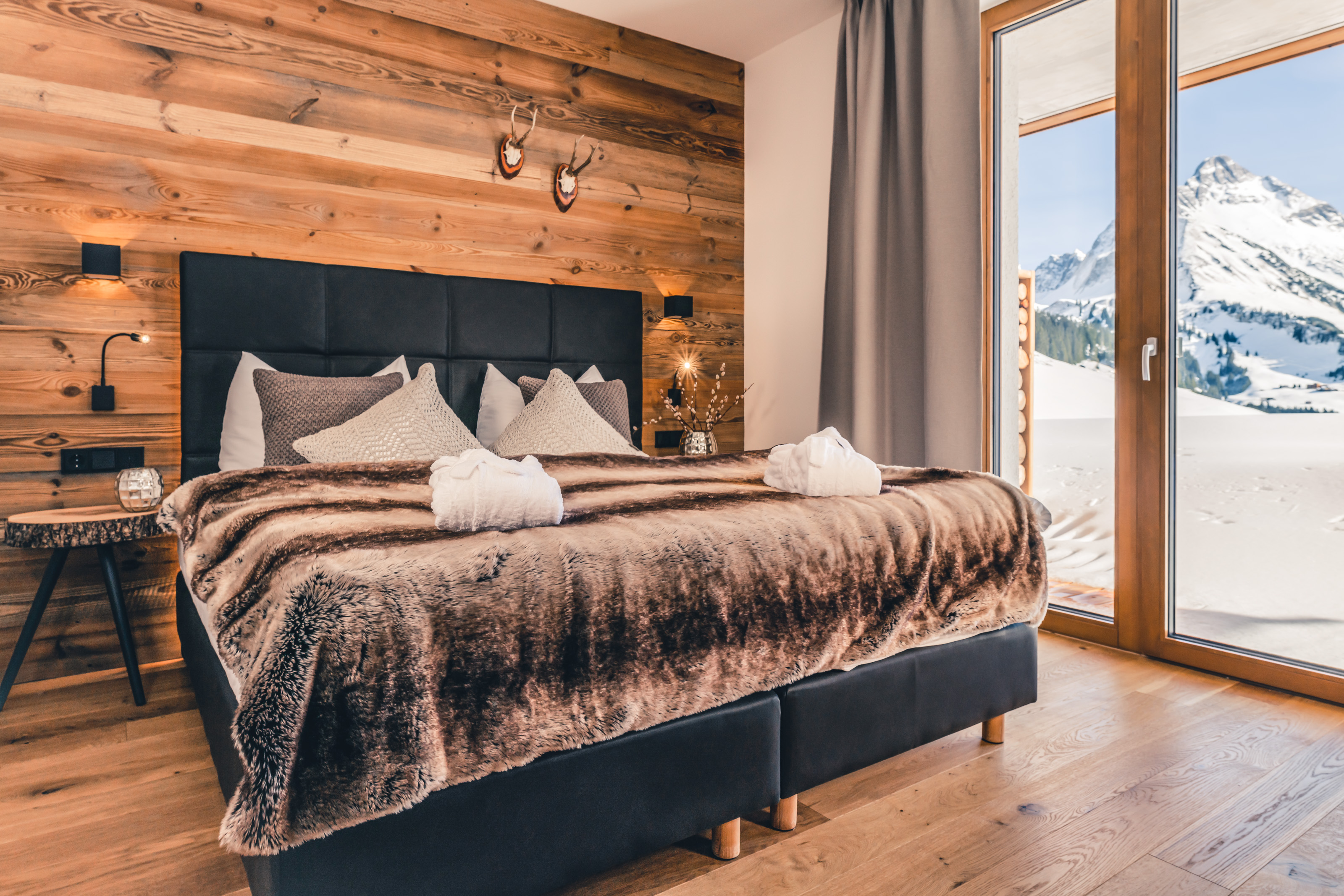 Chalet: Folgende Chalet Appartements verfügen über eine voll ausgestattete Küche, einen gemütlichen Wohnbereich mit Kachelofen, je 2 Schlafzimmer, 1 separates Kinderzimmer
sowie 1-2 Zusatzbetten. - Lux Alp