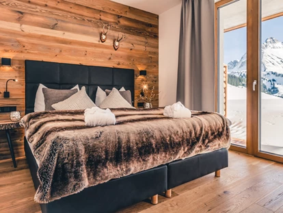 Hüttendorf - Schröcken - Folgende Chalet Appartements verfügen über eine voll ausgestattete Küche, einen gemütlichen Wohnbereich mit Kachelofen, je 2 Schlafzimmer, 1 separates Kinderzimmer
sowie 1-2 Zusatzbetten. - Lux Alp