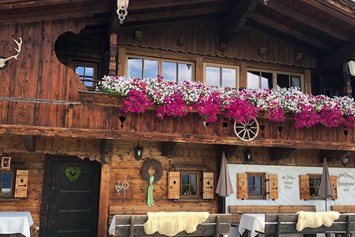 Chalet: Sommeransicht mit Blumen - Chalet Bischofer-Bergwelt